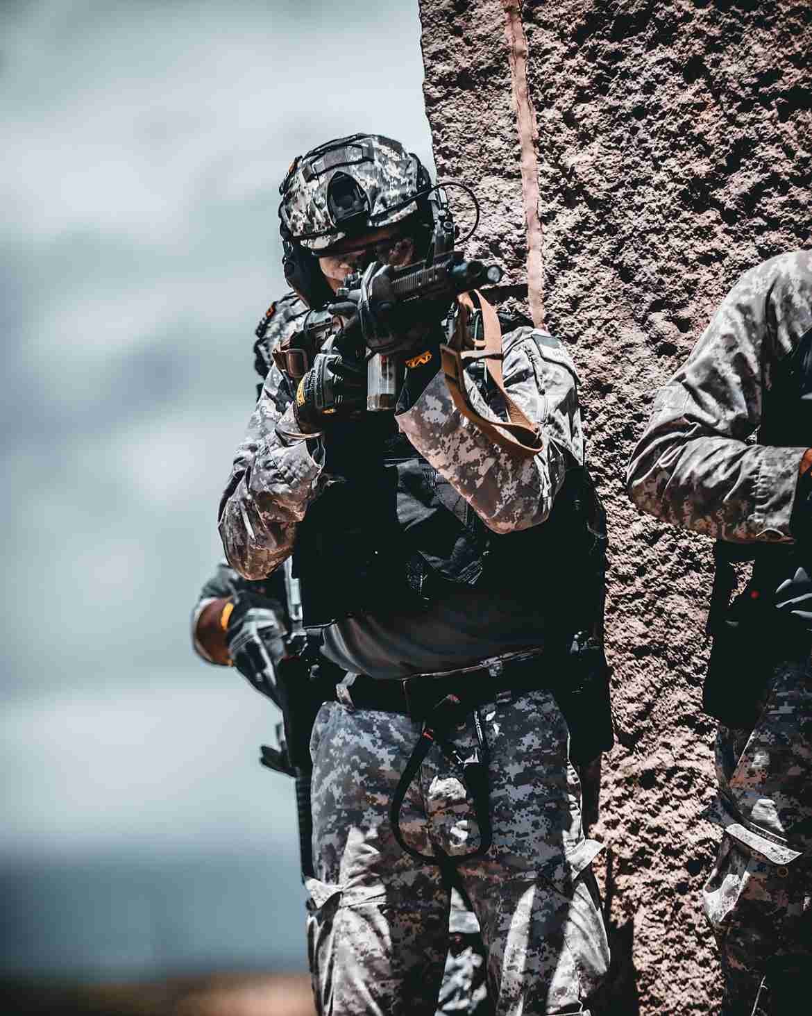 An_Indian_Marine_Commando_looks_down_his_weapon_during_special_operations_urban_combat_training_as_part_of_Rim_of_the_Pacific_(RIMPAC)_2022